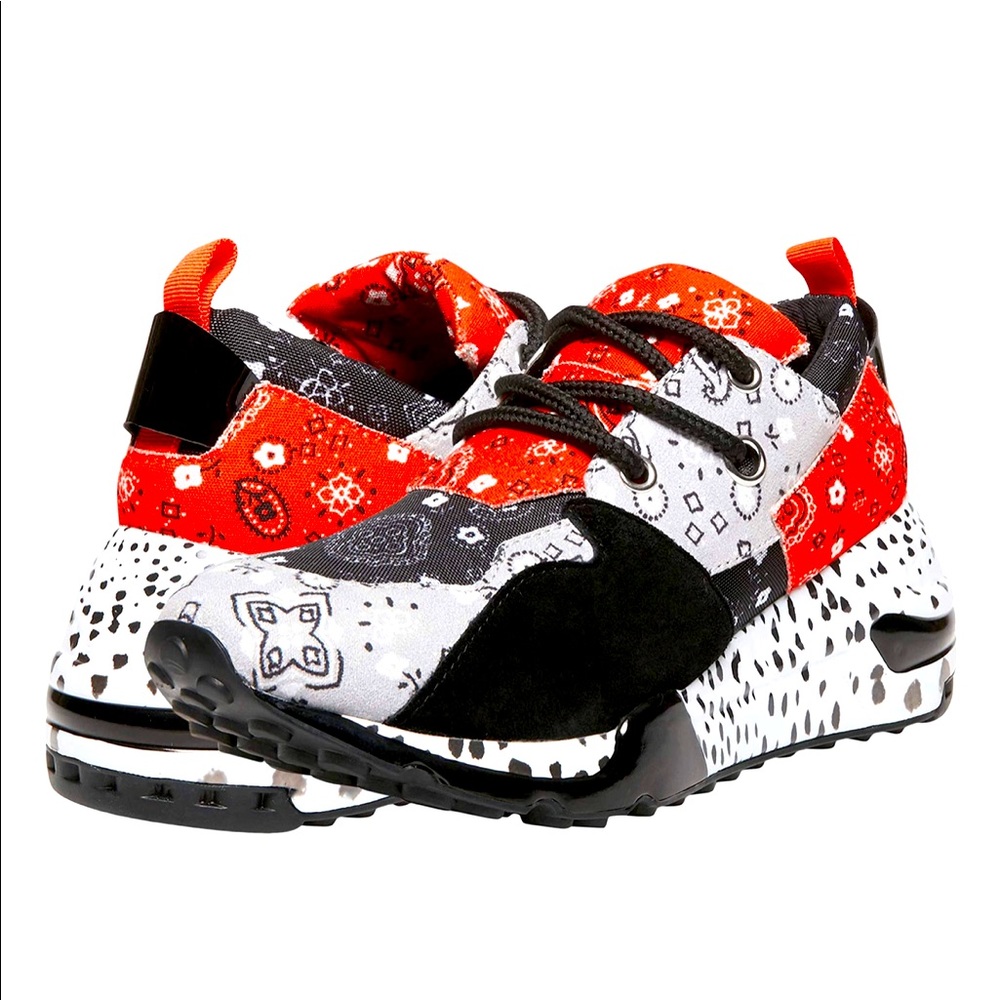 Eye-catching design on a leather and textile upper